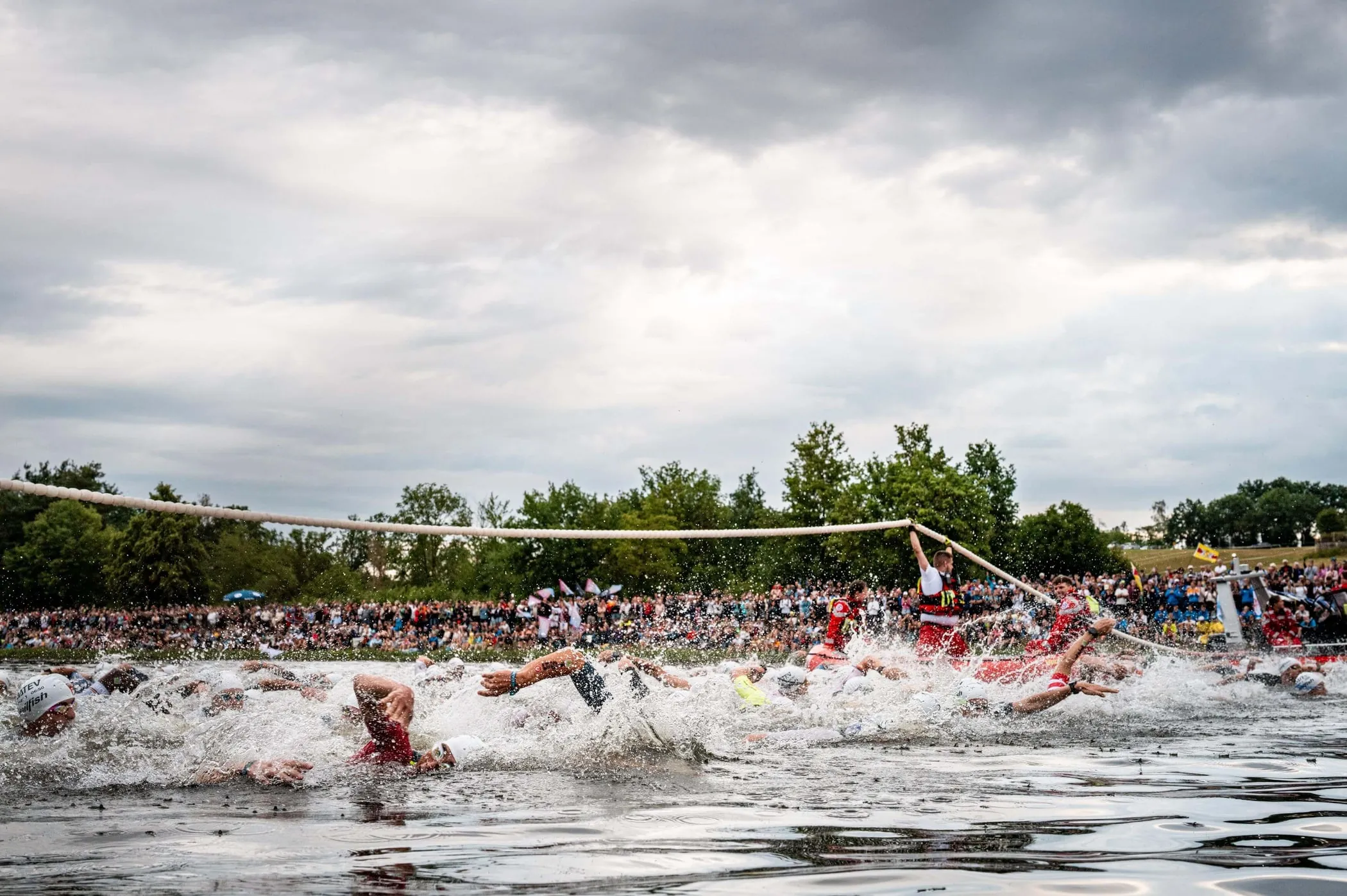 Schwimmstart beim DATEV Challenge Roth 2026.
