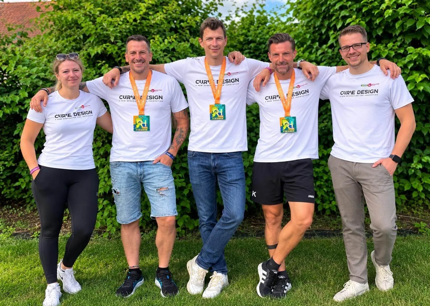 Das Staffelteam und Begleiter nach dem erfolgreichen Zieleinlauf beim DATEV Challenge Roth.