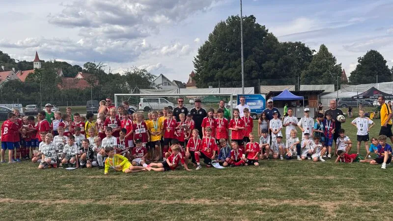 Teilnehmende Mannschaften der E-, F- und G-Jugend beim CurveDesign Cup 2025 auf dem Fußballplatz des TSV Greding.