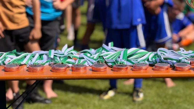 Medaillen für die teilnehmenden Mannschaften des CurveDesign Cup 2025.