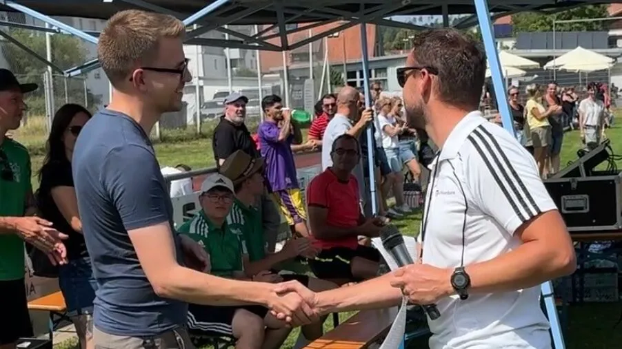 Übergabe im Rahmen der Siegerehrung beim CurveDesign Cup 2025.
