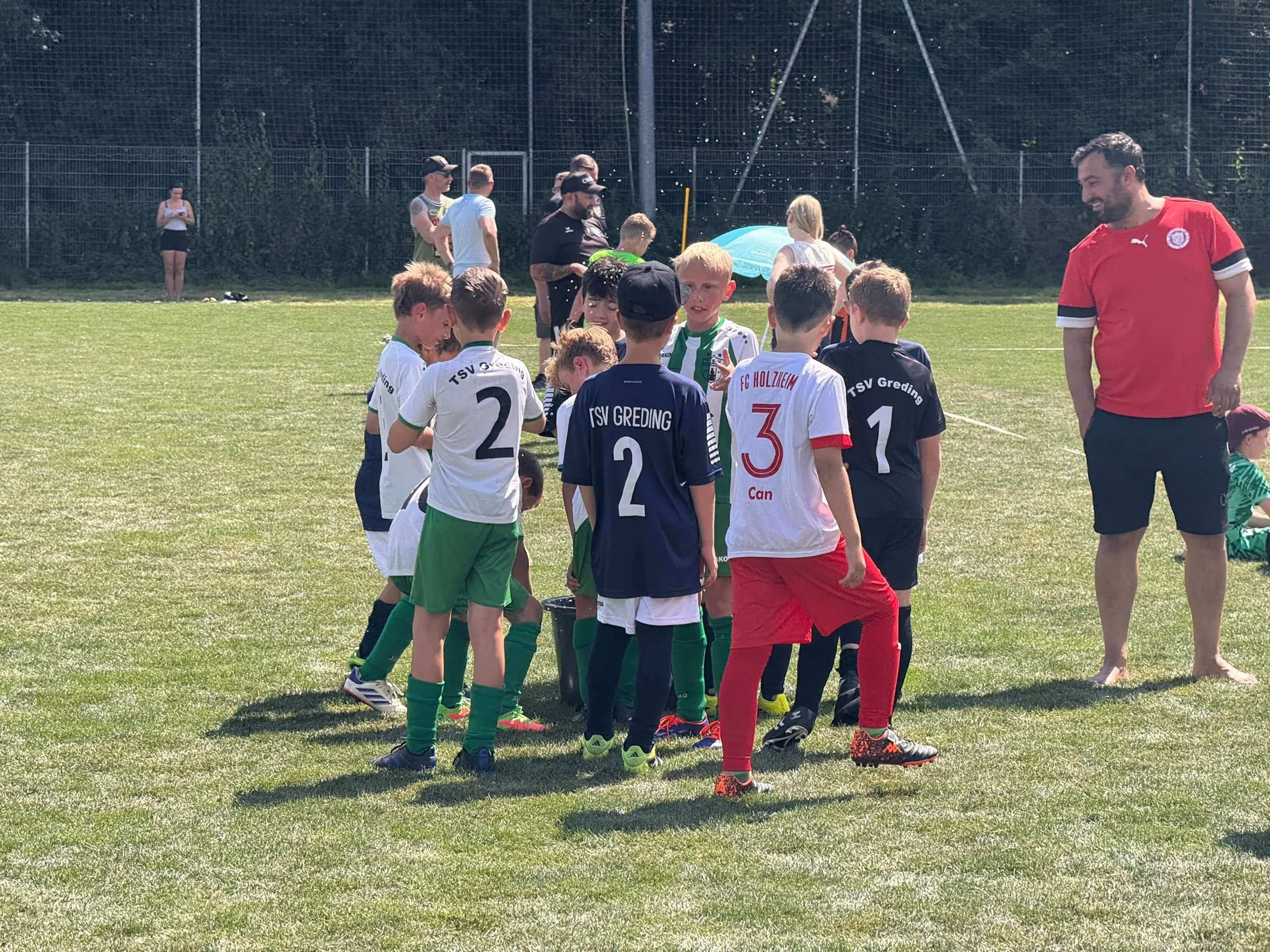 Nachwuchsmannschaft und Trainer im Mannschaftskreis beim CurveDesign-Cup.