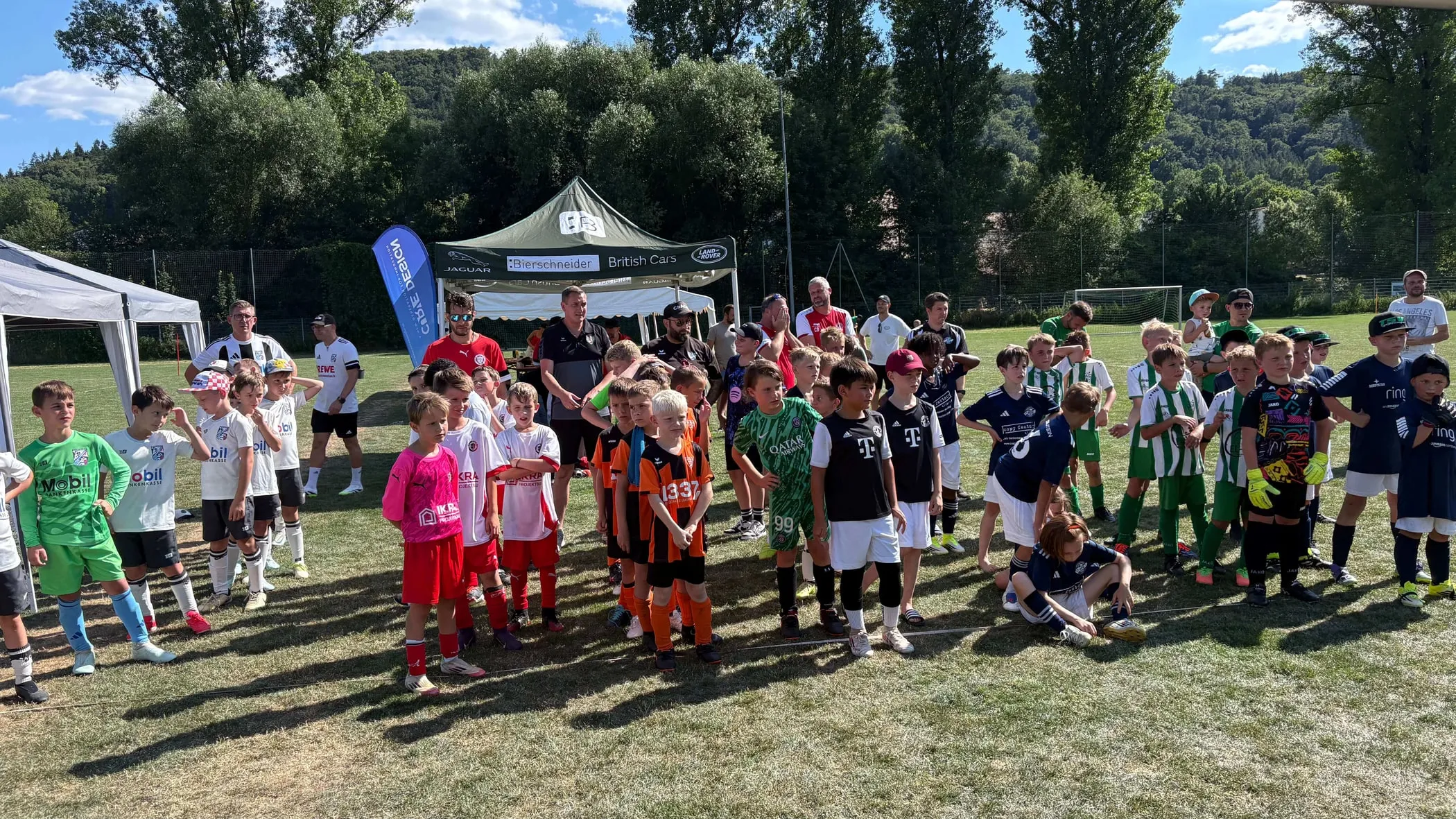 Junge Fußballmannschaften beim 2. CurveDesign-Cup auf der Sportanlage des TSV Greding.