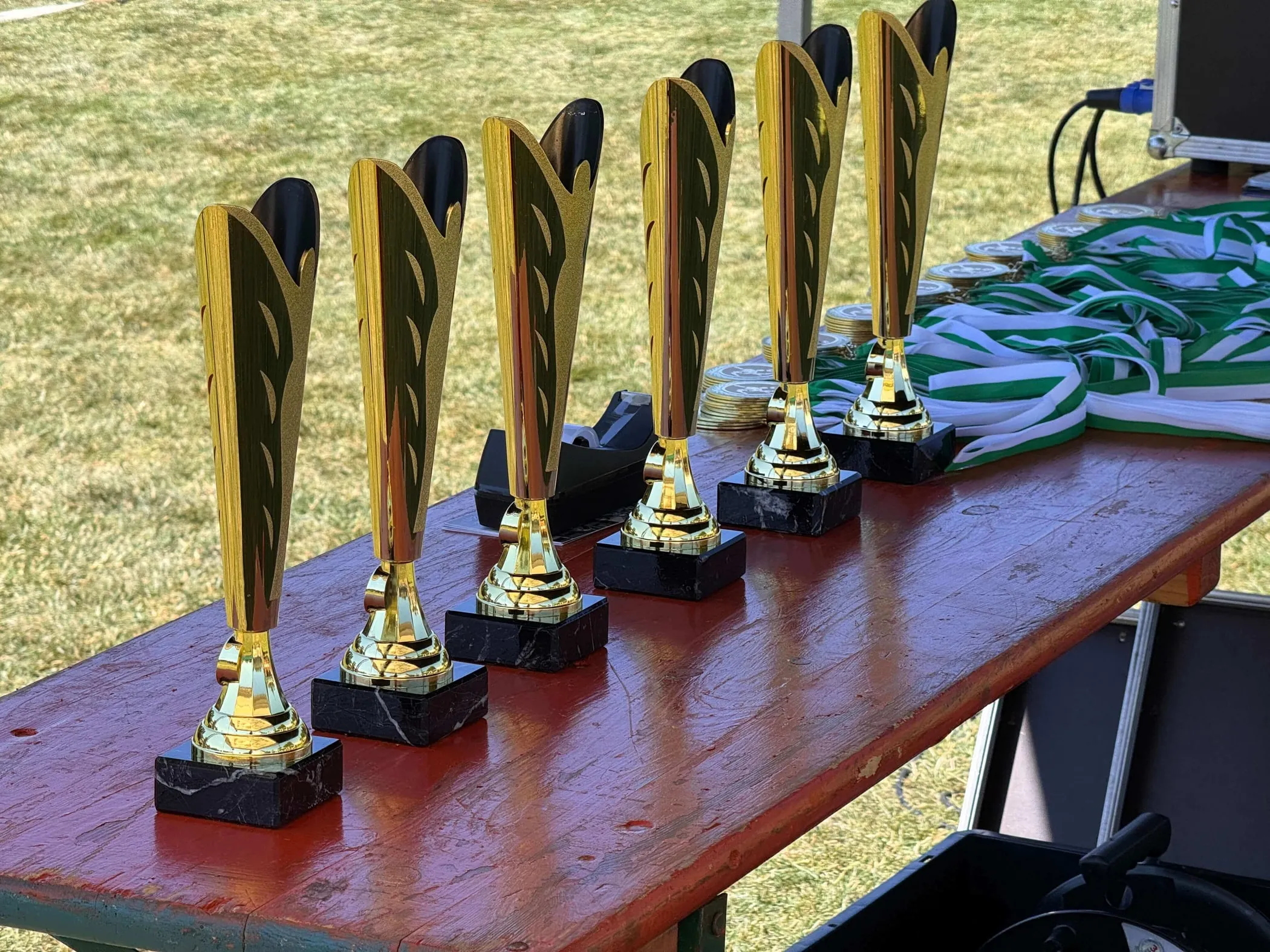 Pokale und Medaillen des 2. CurveDesign-Cups 2026.