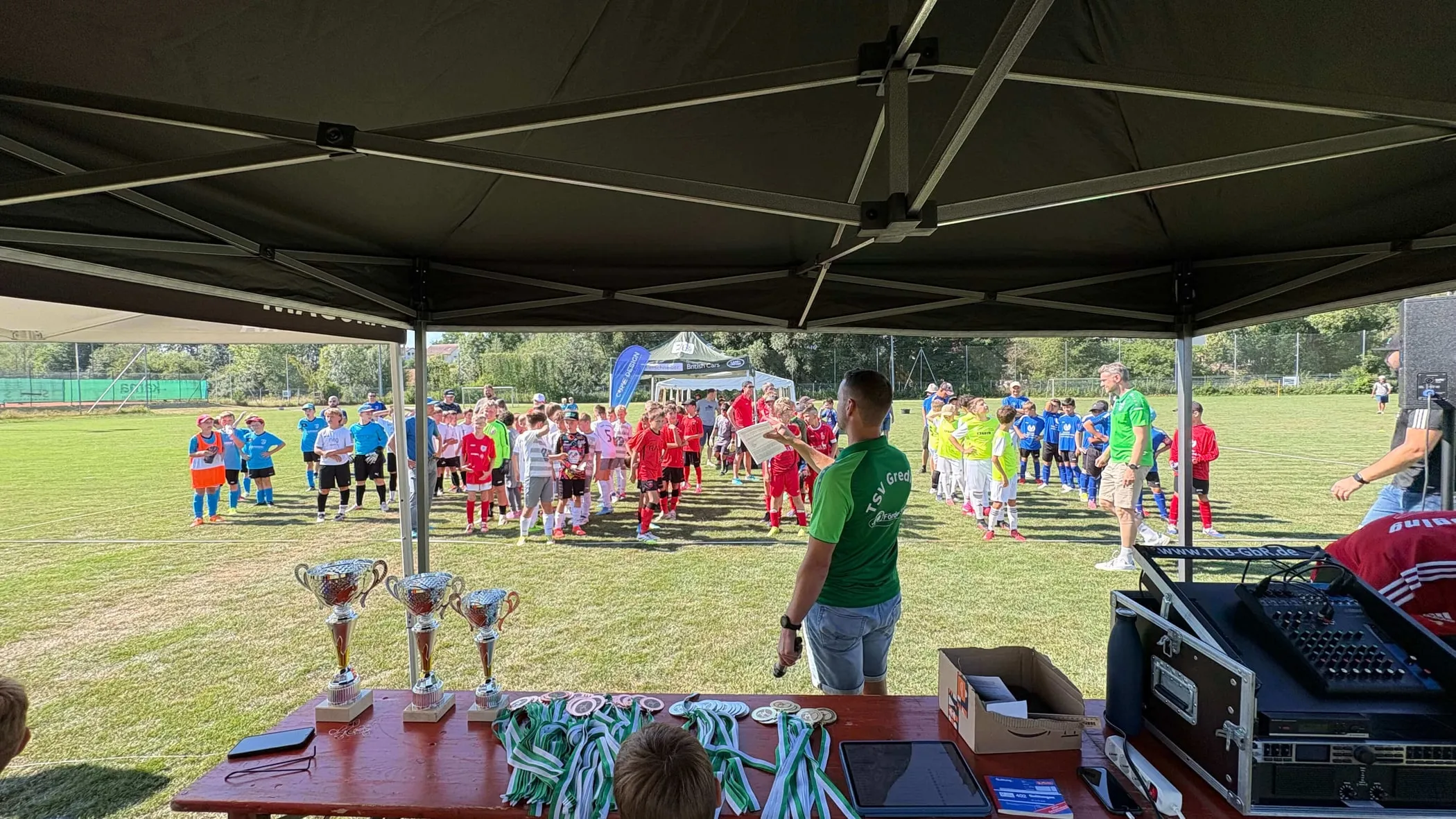 Mannschaften vor einer Siegerehrung beim 2. CurveDesign-Cup.