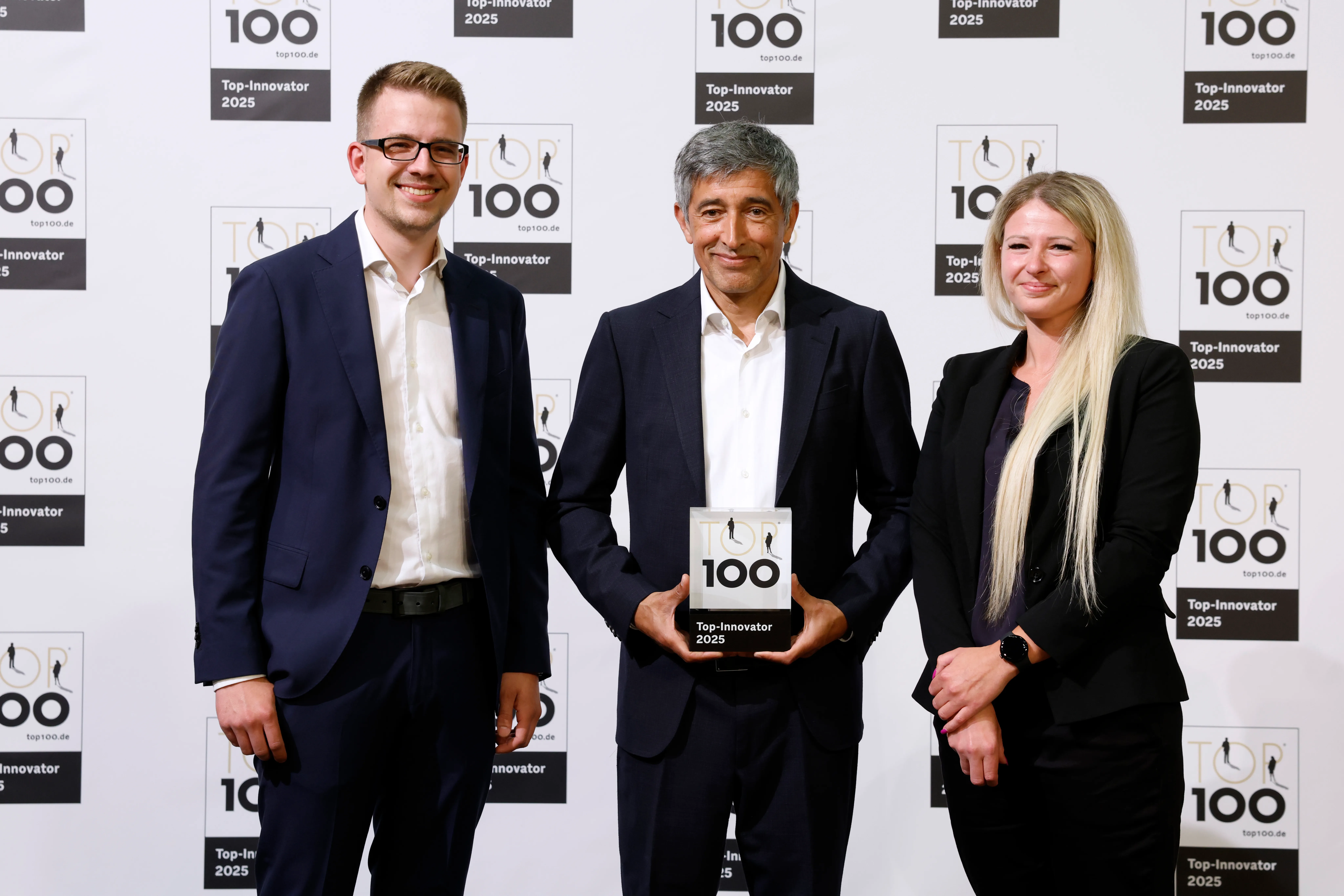 Tim Neumeier, Ranga Yogeshwar und Vanessa Steinberg bei der TOP-100-Preisverleihung 2025.